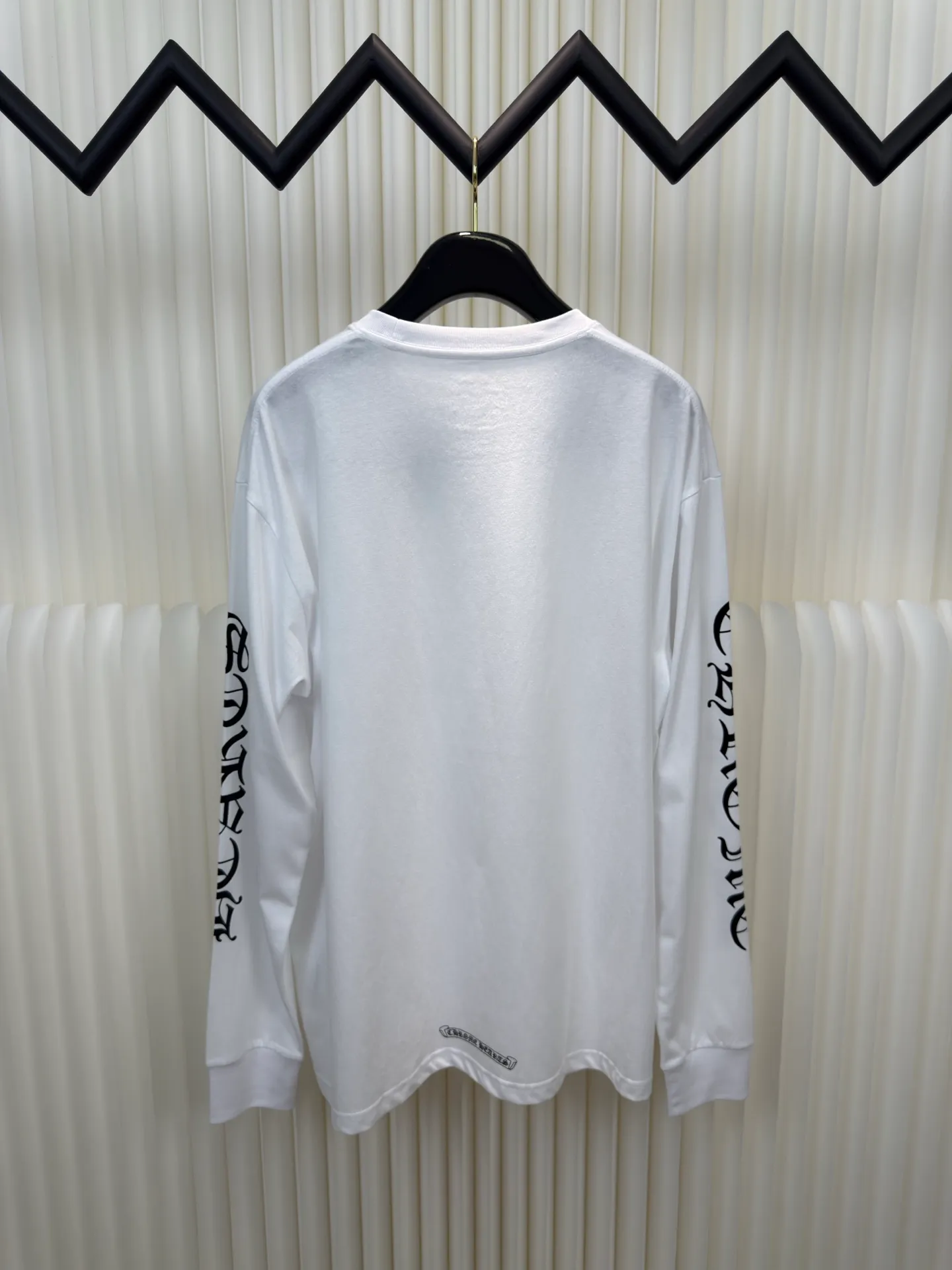 P290 Chrome Hear Sanskrit collar long sleeves. The fabric is made of 26 weave 200 grams cotton. The printing is ink printing. Customized accessories. Size S M L